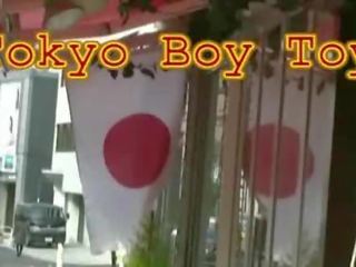 Tokyo jouet garçon. cuisinier paluchage scène.