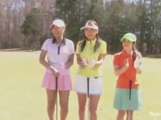 Adorável asiática jovem grávida meninas jogar um jogo de tira golf