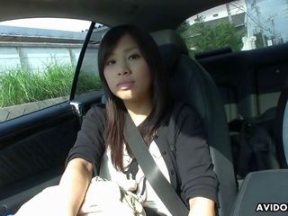 Atrakcyjny azjatyckie brunetka nastolatka palcami shortly thereafter dmuchanie w the samochód