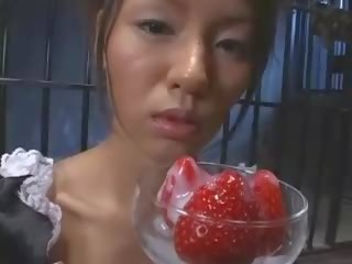 ब्यूटिफुल एशियन टीन निर्मित खाती strawberries साथ स्पर्म आवरण