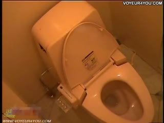 Slēpts cameras uz the draudzene tualete istaba