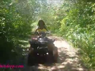 Тайська підліток верес йде atving в paradise і отримує величезний throatpie в quad