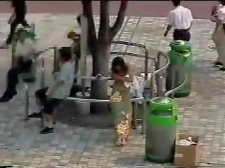 Schimbarea în the strada - japonez fiică în public în primul rând parte