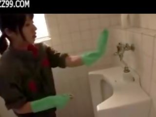 Mosaic: skaistas tīrītājs sniedz geek minēts uz lavatory 01