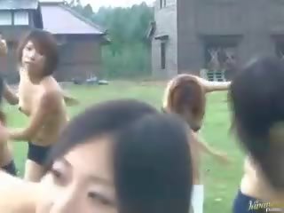 Chytrý asijské holky jsou nahý venku