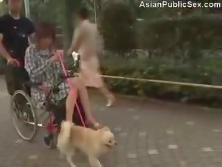 Orgastisch wheelchair dildo im öffentlich