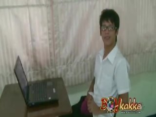 Tajlandeze geek i kapuri në një homoseksual menage një trois