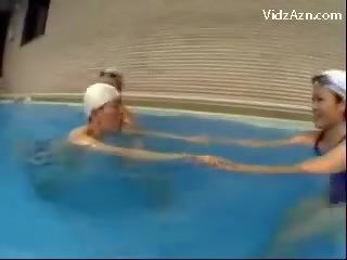 Αδύνατος/η adolescent σε κολυμπώντας cap να πάρει φιλί του ζωή manhood jerked με 3 κορίτσια γλείψιμο pussies nearby ο κολυμπώντας πισίνα