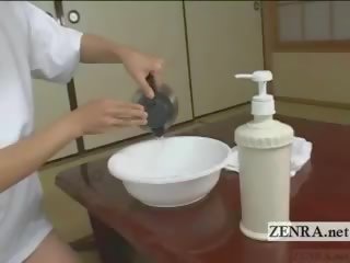 Субтитрами одягнена жінка голий чоловік японська чуттєвий дзьоб washing на inn