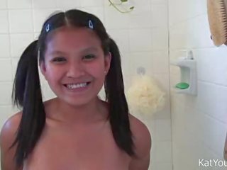 Kat fiatal zuhany teljesen videó