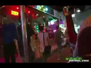 Kakaiba thai feature fucked hilaw sa camera sa pamamagitan ng sleazy turista