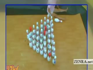Subtitulado japonesa aficionado bowling juego con cuarteto