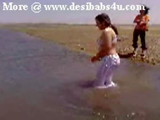 الباكستانية sindhi كراتشي عمتي عري نهر حمام