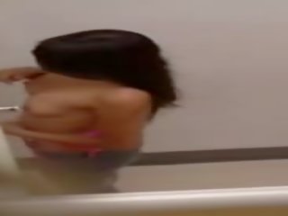 Jolie asiatique biscuit surprit en essayant sur sous-vêtements par une peeper