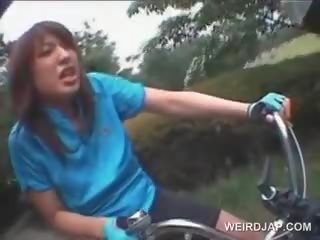 Thiếu niên nhật bản cô gái dương vật giả fucked lược trong khi cưỡi bikes