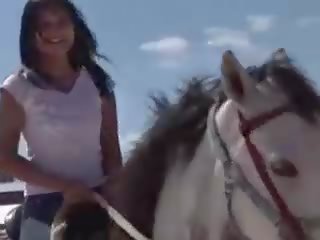 Dalaga mula thailand pagsakay a horse