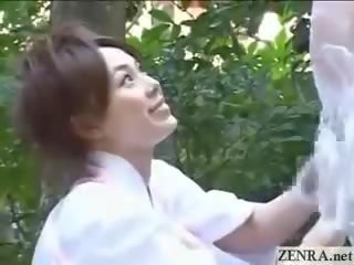 Japāna apģērbta sievete kails vīrietis pieredze pie ārā spa ar grupa handjob