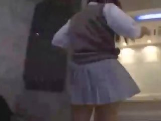 Apenas inocente adolescente japonesa escuela dama espectáculo su estrecho bragas !