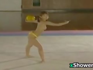Aziāti athlete performs topless un dušas