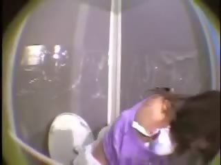 Hapon tinedyer held sa pamamagitan ng puwersa at fucked sa kubeta video