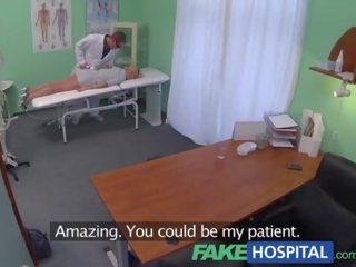 Fakehospital sales rep zasačeni na kamera uporabo muca da prodajamo hungover doktor pills. več na ushotcams