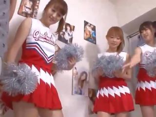 Tres grande tetitas japonesa cheerleaders compartir manhood