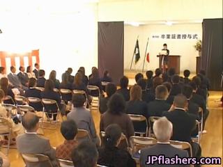 Japonesa femme fatale durante graduation