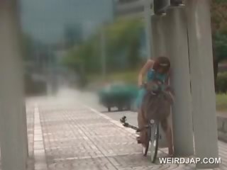 Asiatiskapojke docka ridning den bike sprutande alla henne fittor juices